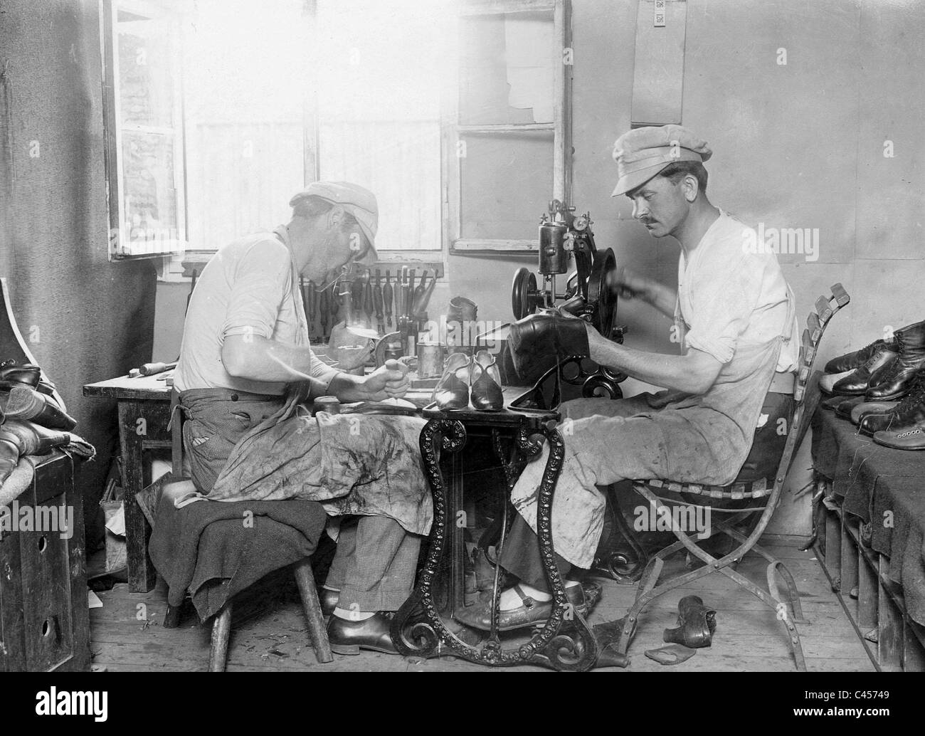 Ehemalige russische Offiziere arbeiten als Schuhmacher Stockfoto