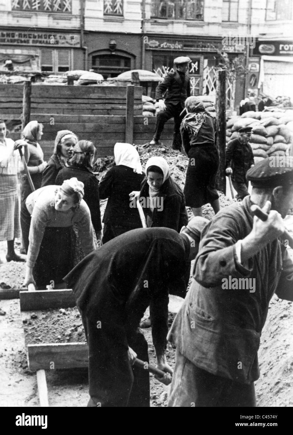 Einwohner von Kiew entfernen Barrikaden, 1941 Stockfoto