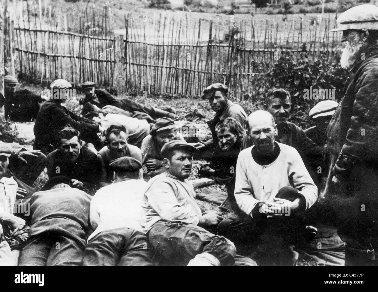 Russischen Partisanen in Gefangenschaft, 1941 Stockfoto