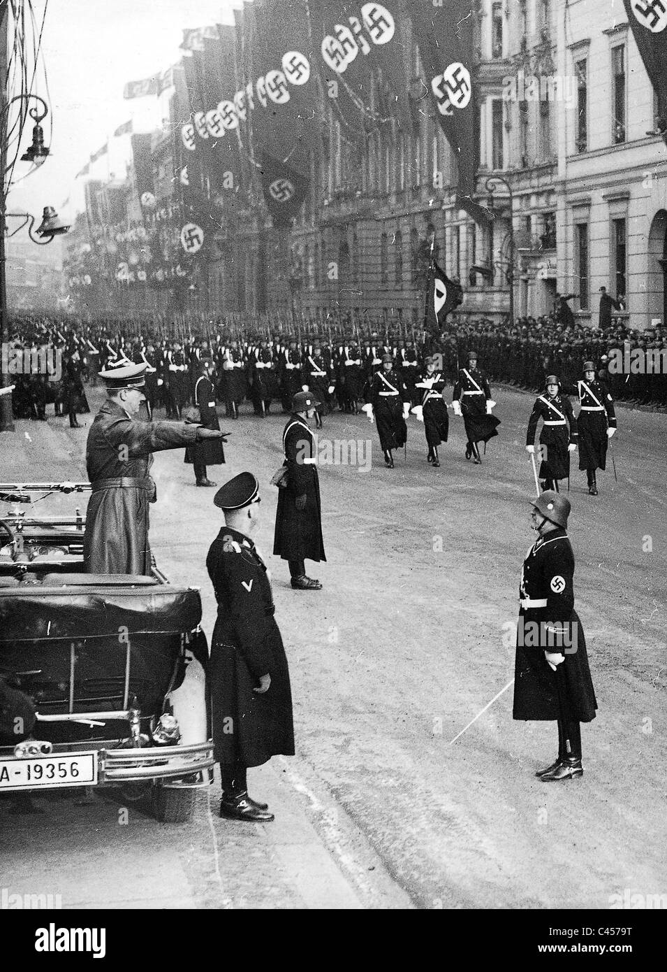 Sepp Dietrich berichtet an Hitler am Jahrestag der Machtergreifung, 1937 Stockfoto