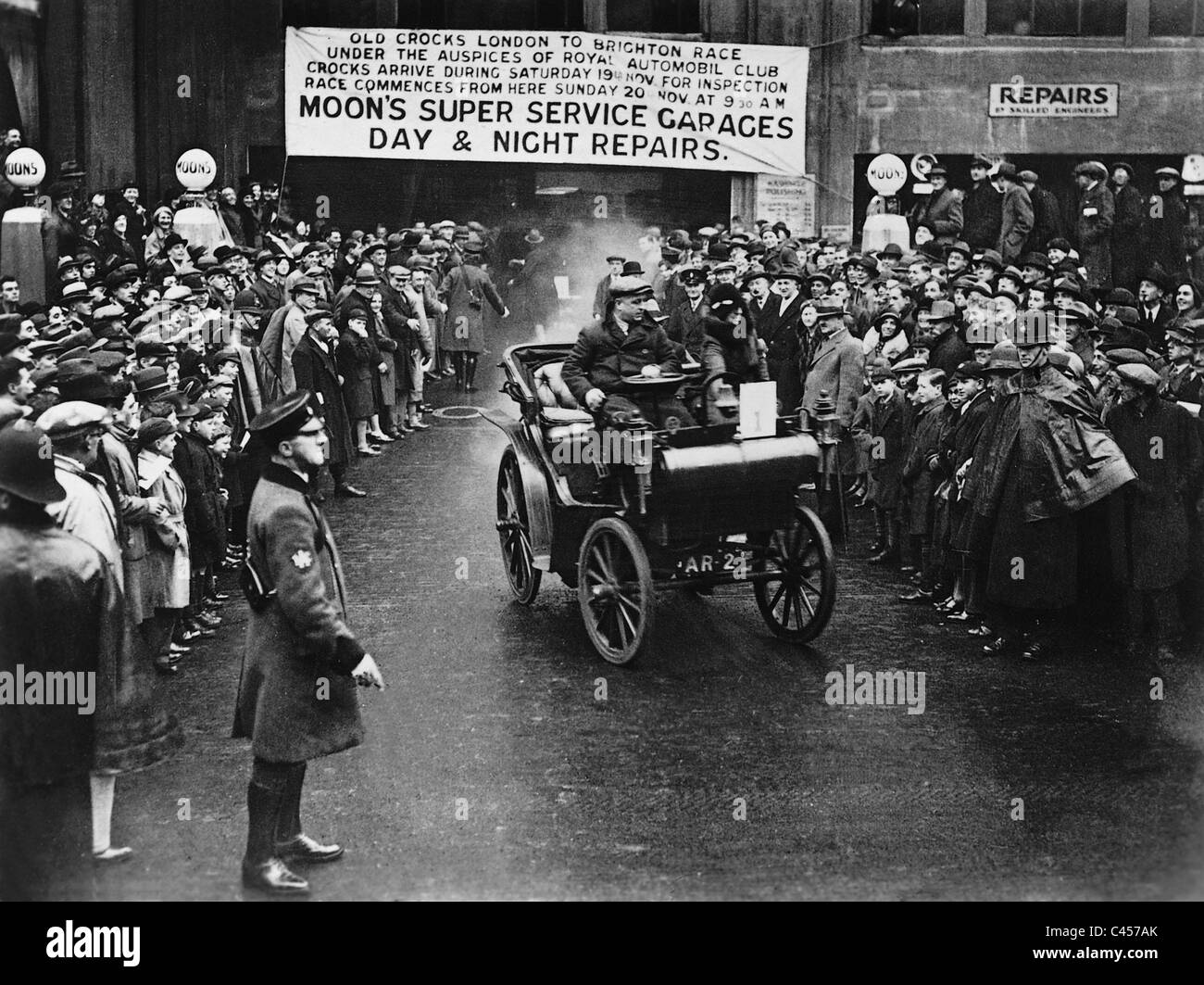 Festschrift Fahrt im Oldtimer Stockfoto