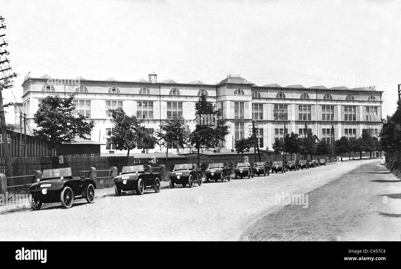 Autos der Marke Hanomag verlassen die Fabrik, 1926 Stockfoto