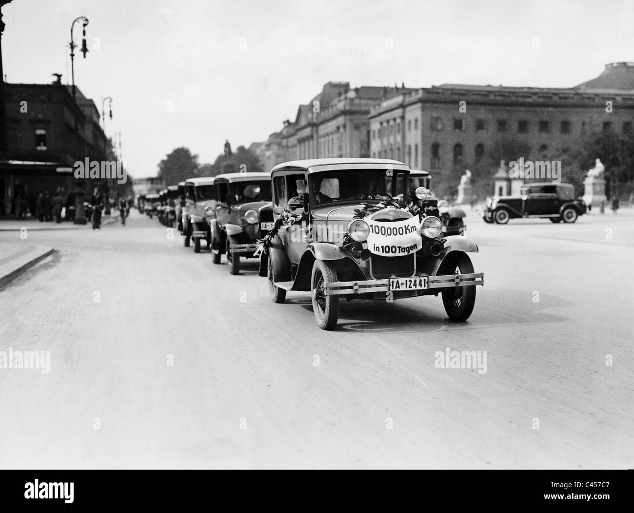 Eintrag von Ford-Fahrzeugen in Berlin, 1930 Stockfoto