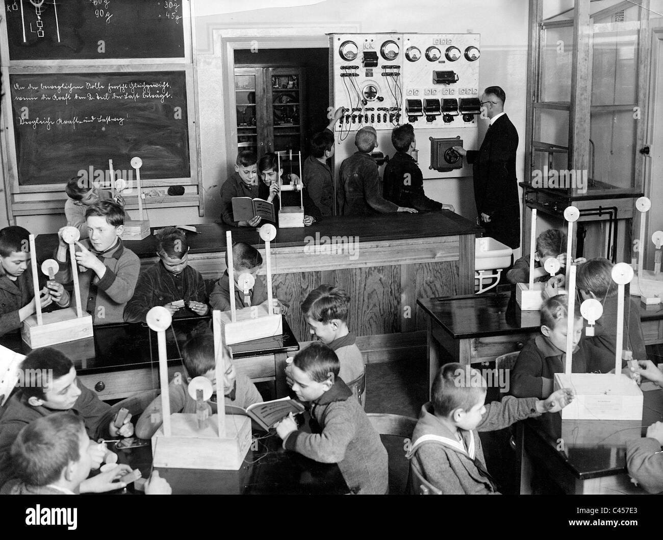 Physik-Unterricht an einer Schule, 1928 Stockfoto
