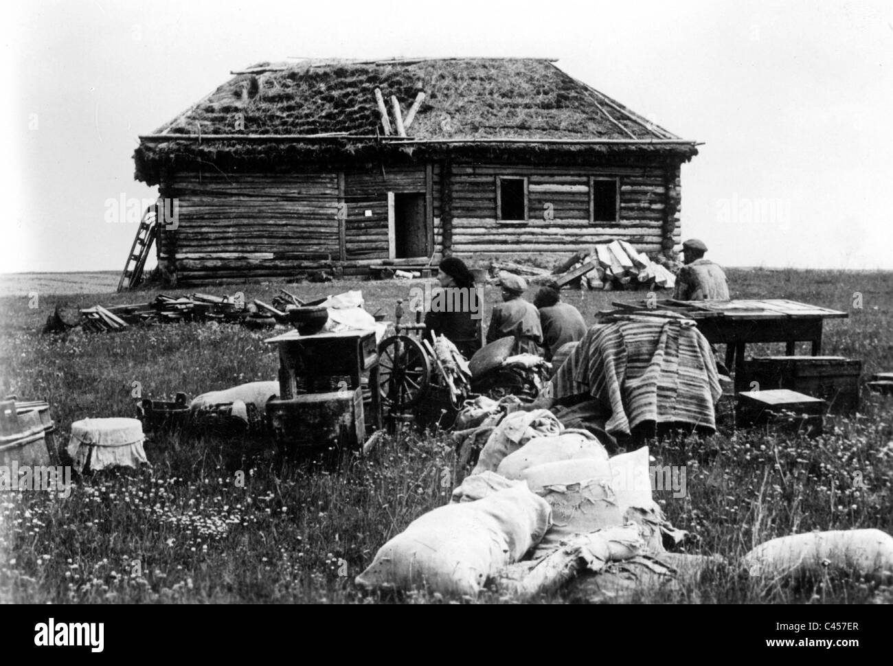 Anwohner warten mit ihren Besitz von ihrem Haus, 1942 Stockfoto