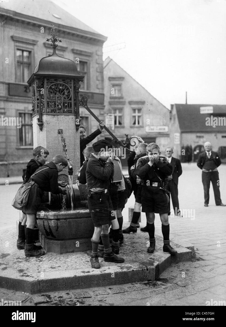 Hitler Jugend Jungen trinken aus einem Brunnen, 1934 Stockfoto