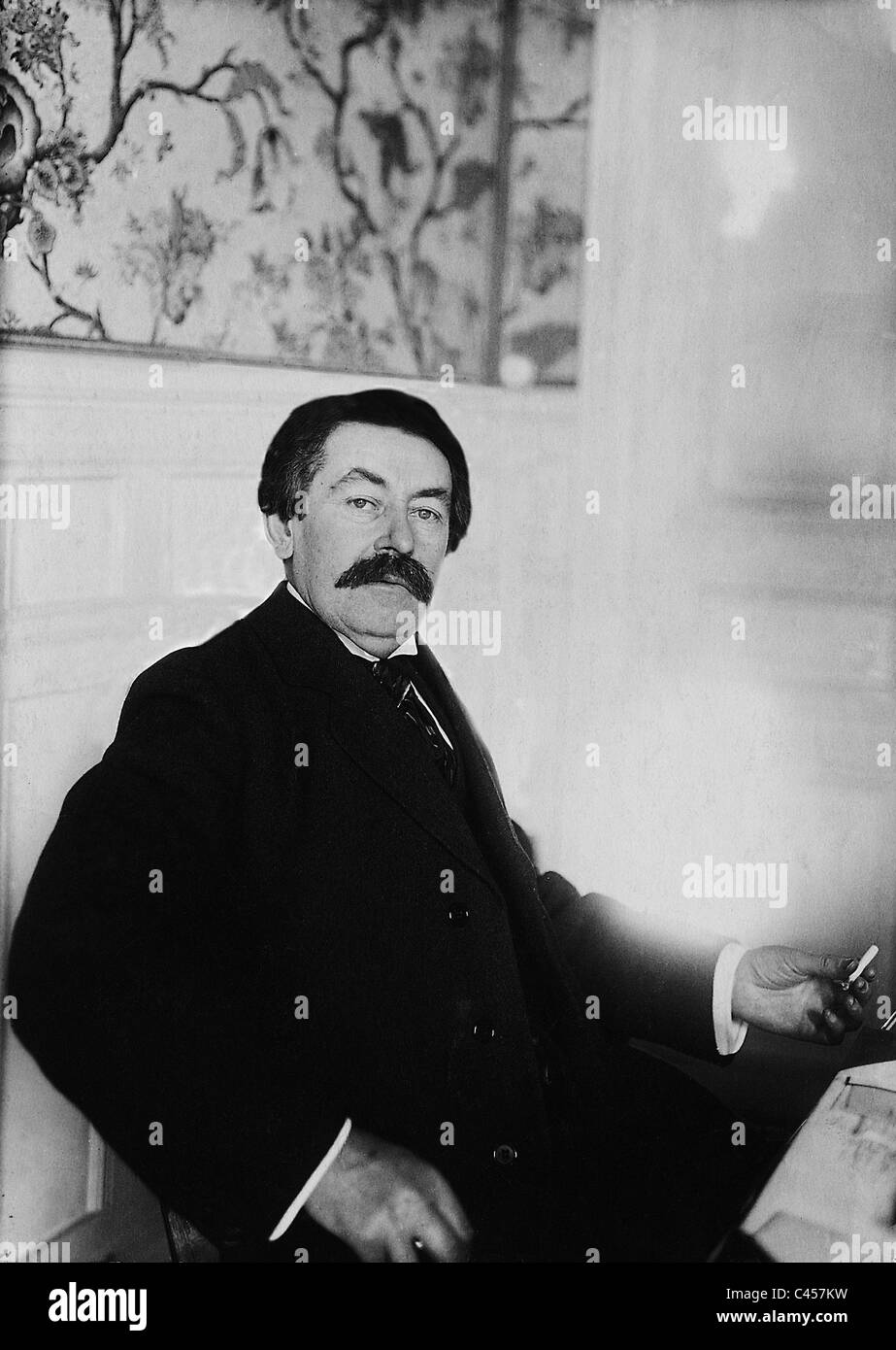 Aristide Briand an seinem Schreibtisch, 1921 Stockfoto