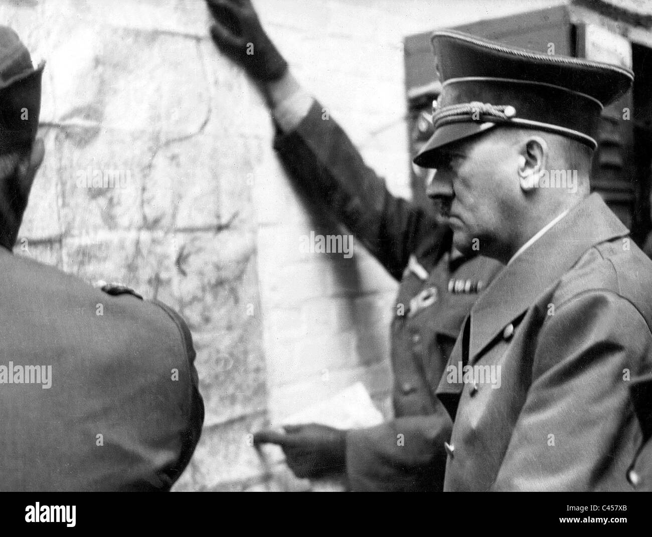 Adolf Hitler bei einer Diskussion über die Situation an der Ostfront 1943 Stockfoto