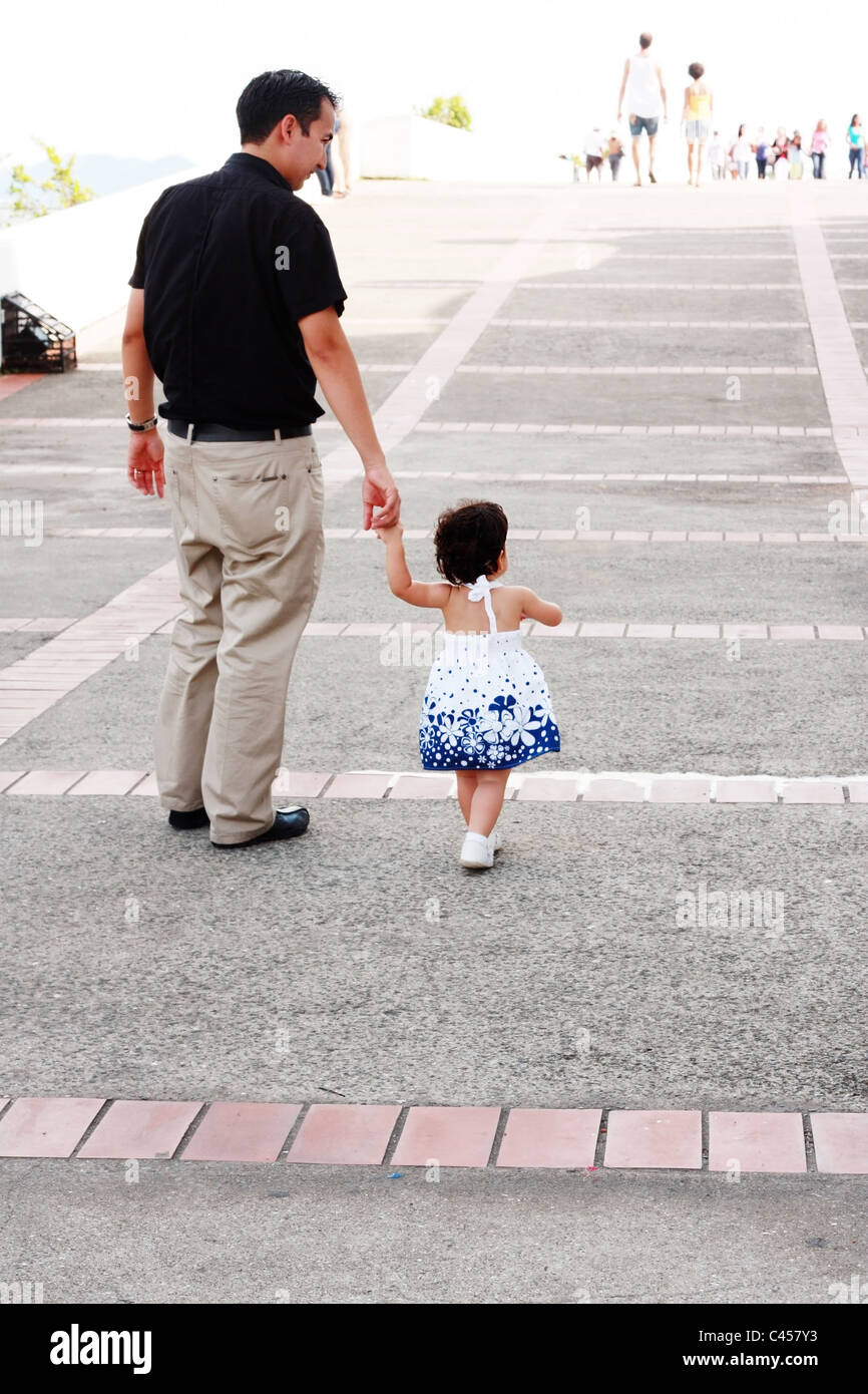 Baby laufen wie ein Model mit ihrem Vater Stockfoto