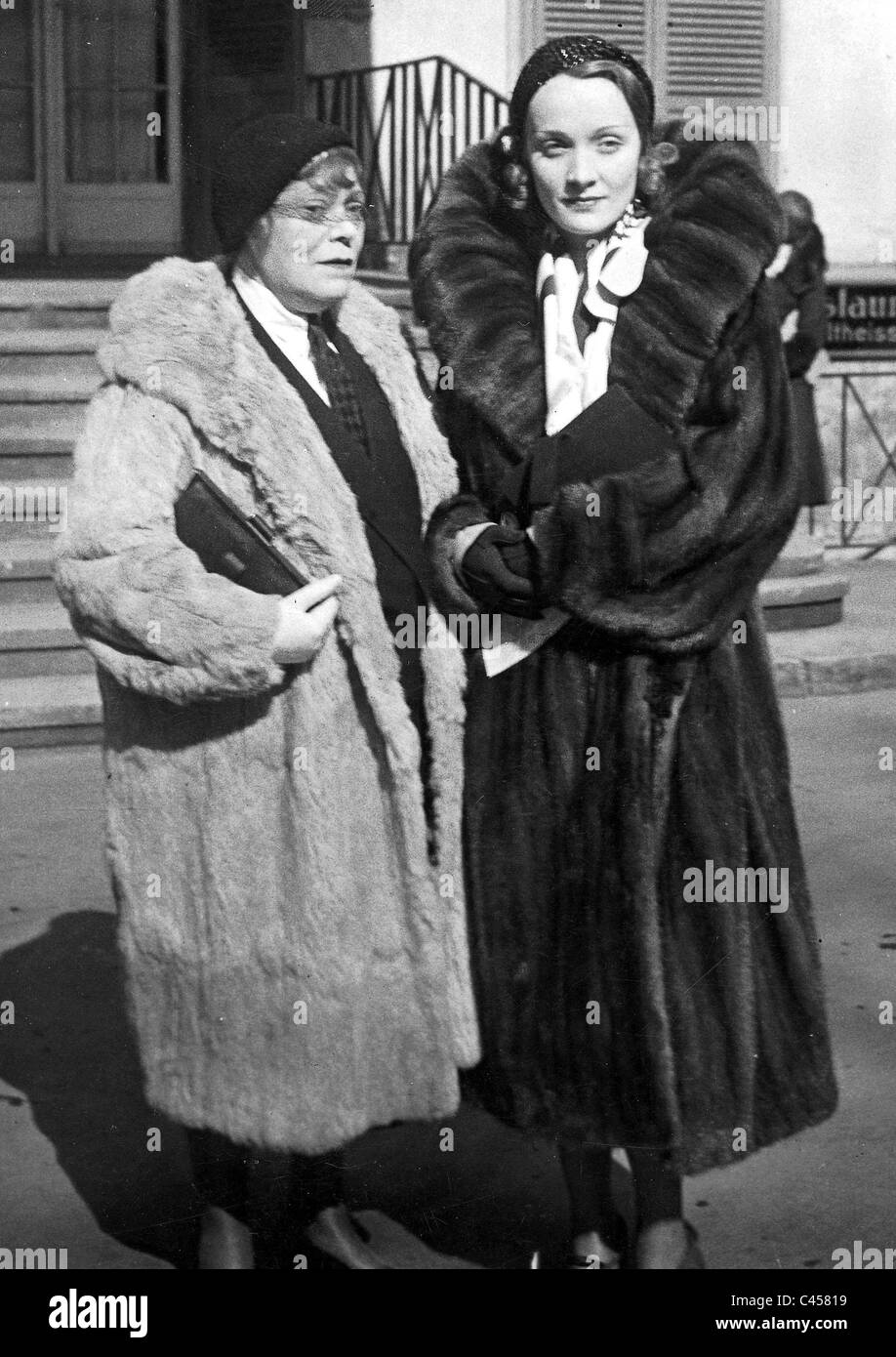 Marlene Dietrich zusammen mit Rosa Valetti Stockfoto