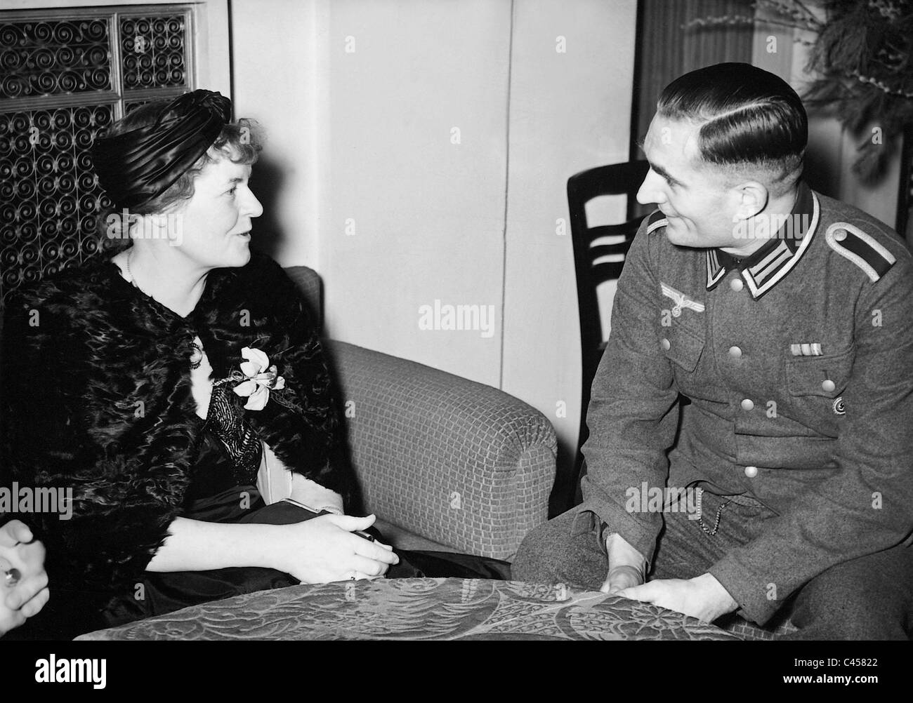 Marie Hamsun mit Staatssekretär Heagert bei einem Empfang, 1941 Stockfoto