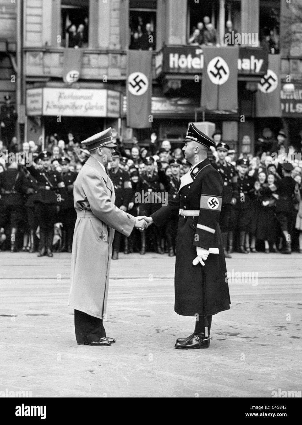 Adolf Hitler schüttelt Hände mit Heinrich Himmler, 1938 Stockfoto