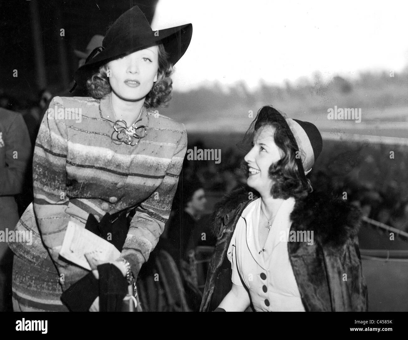 Marlene Dietrich und Barbara Stanwyck als Zuschauer bei den Pferderennen (1938) Stockfoto