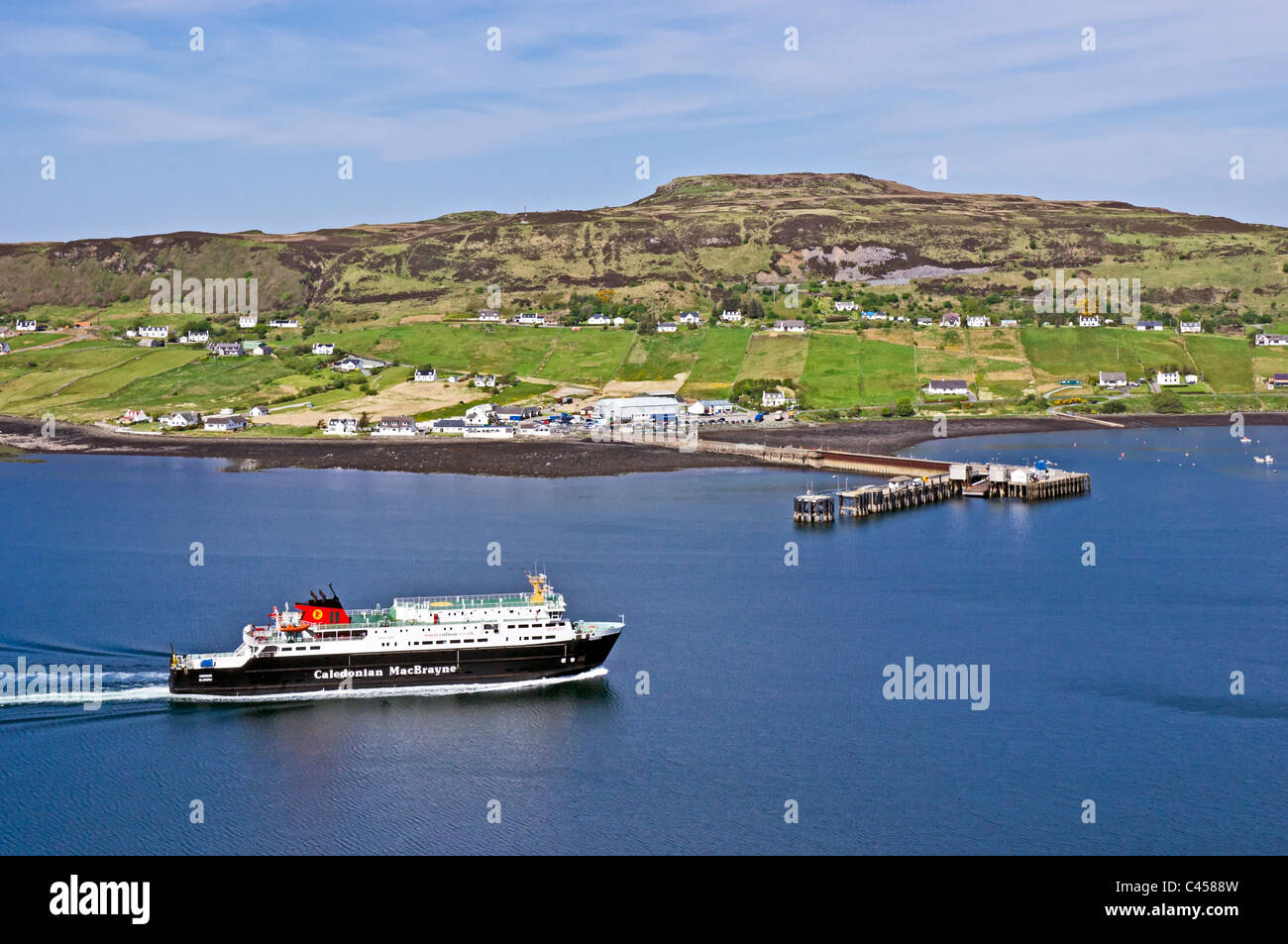 Caledonian MacBrayne Autofähre Hebriden nähert sich den Pier in Uig auf der Isle Of Skye Schottland Stockfoto