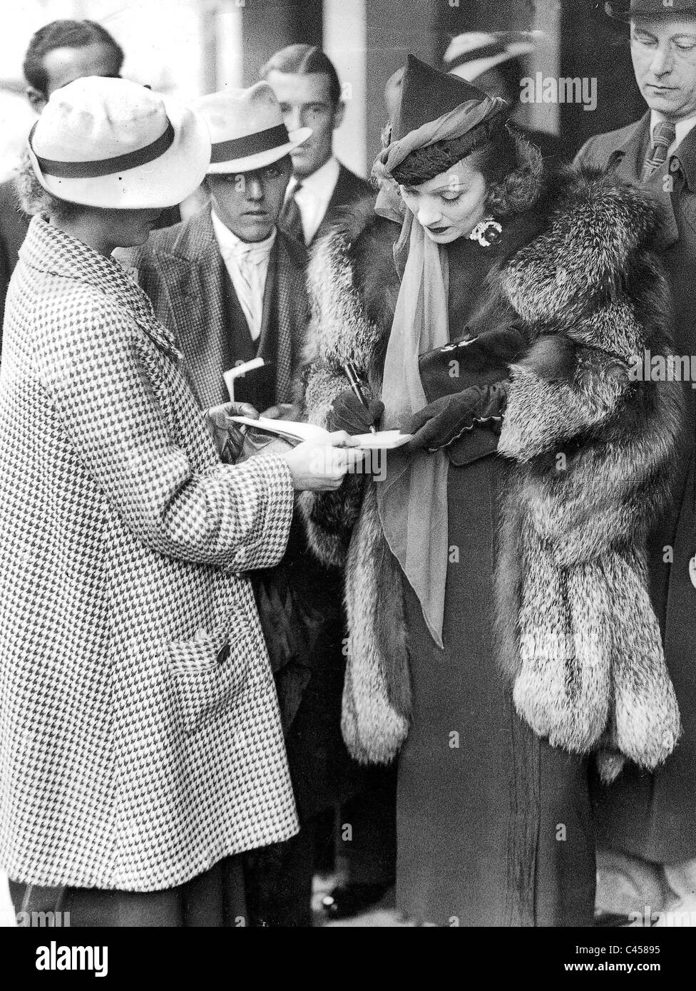 Marlene Dietrich und ihr Ehemann Rudolf Sieber in London, 1936 Stockfoto