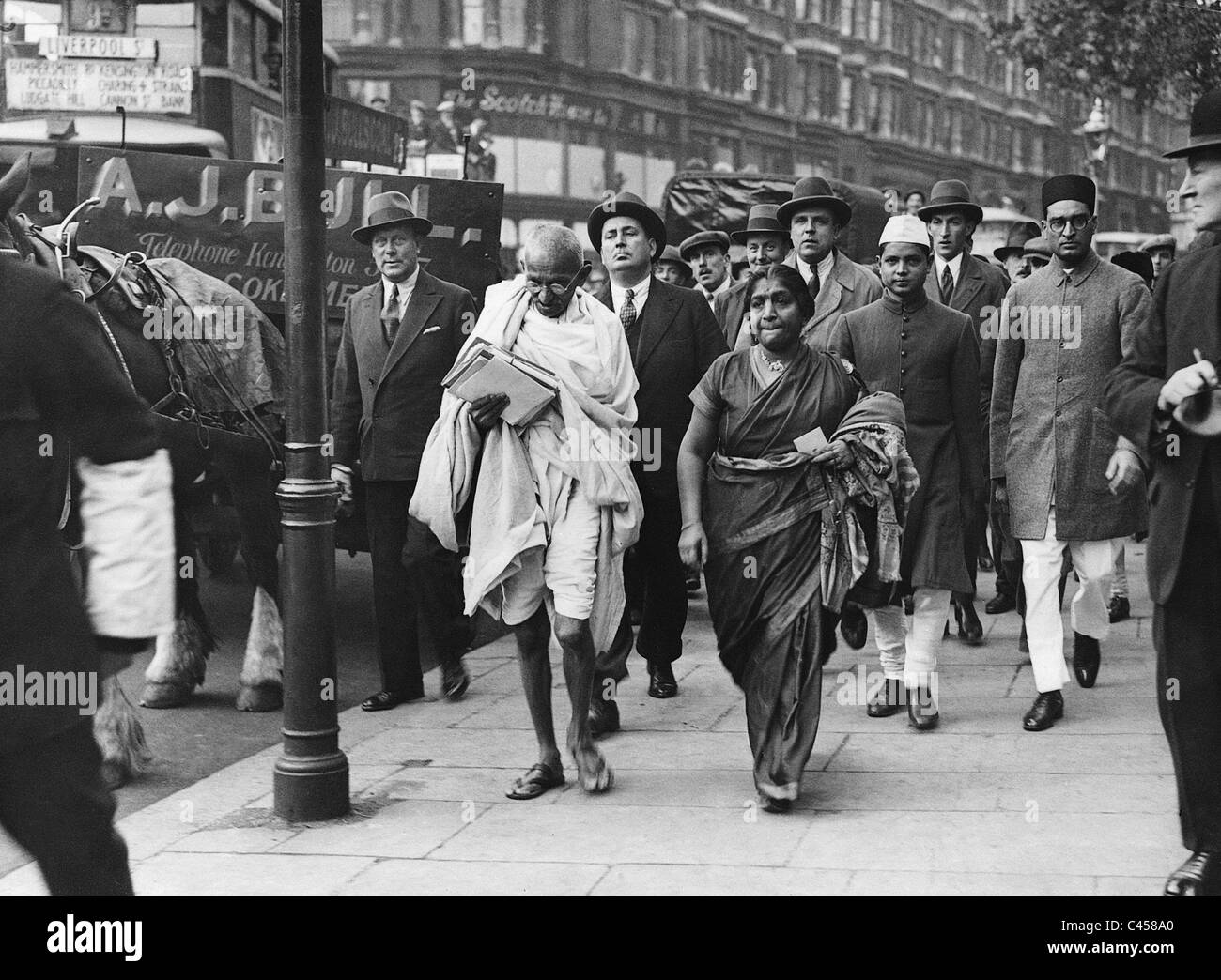Mahatma Gandhi verlässt sein Büro in Knightsbridge mit Sarojini Naidu, 1931 Stockfoto