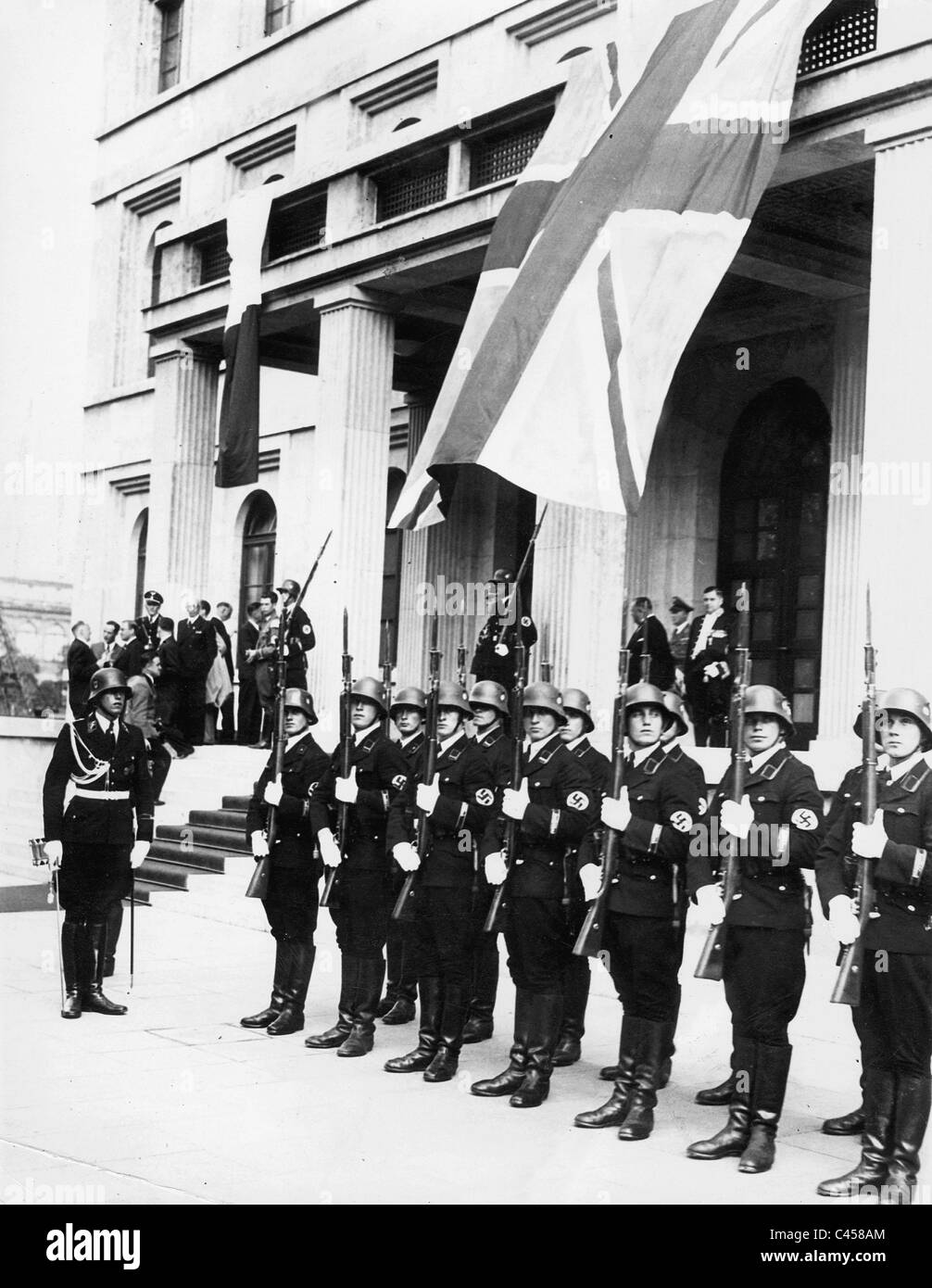 'Body Guard Regiment Adolf Hitler' vor dem Brown-Haus in München, 1938 Stockfoto