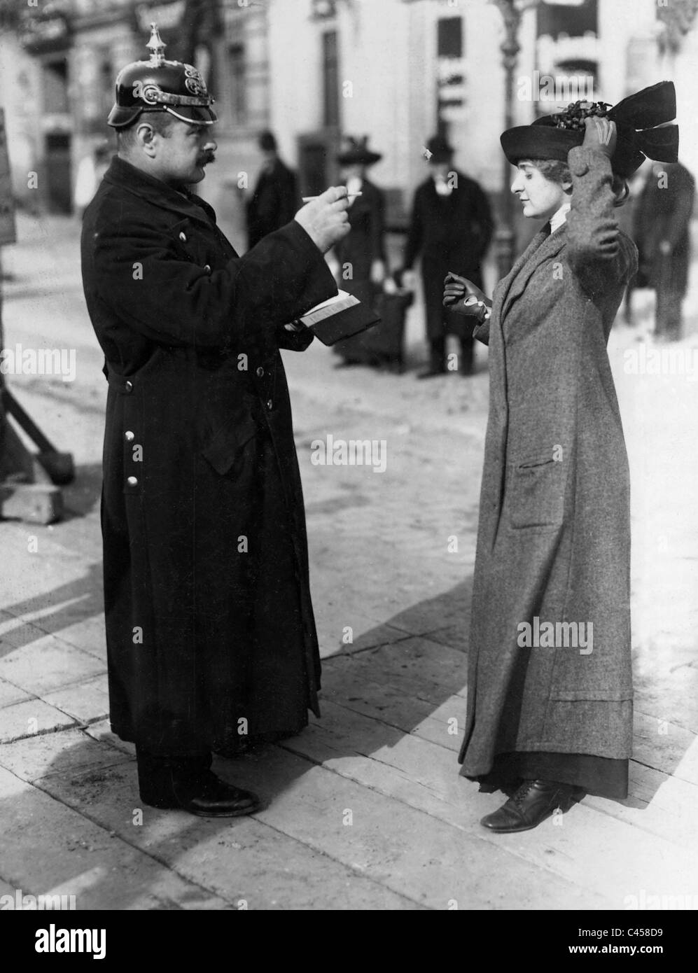 Polizei warnt eine Frau, 1913 Stockfoto