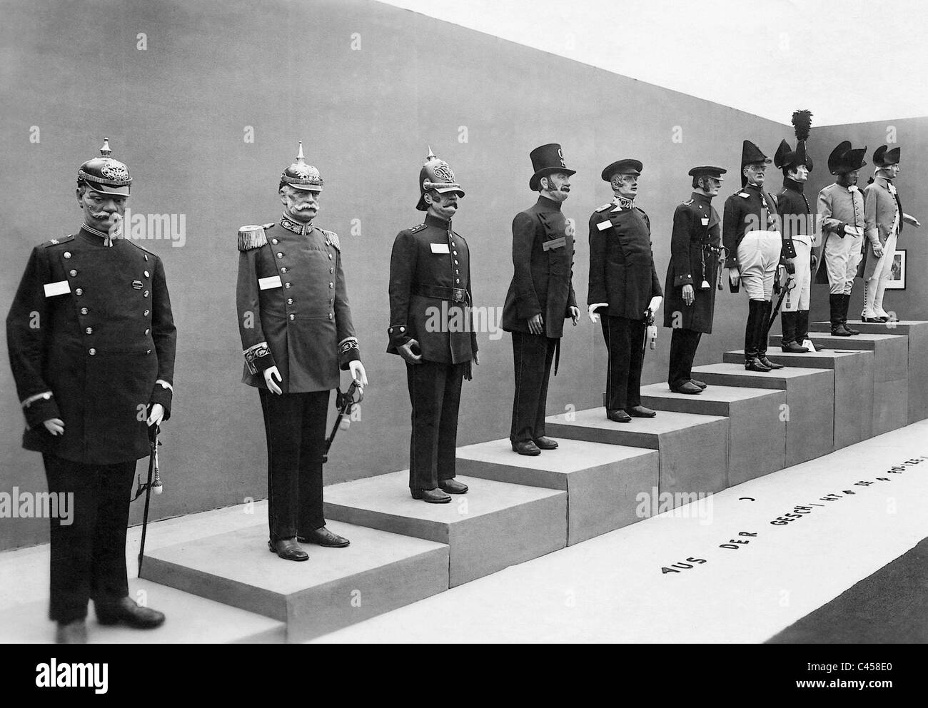 Historische Polizeiuniformen in einer Ausstellung Stockfoto