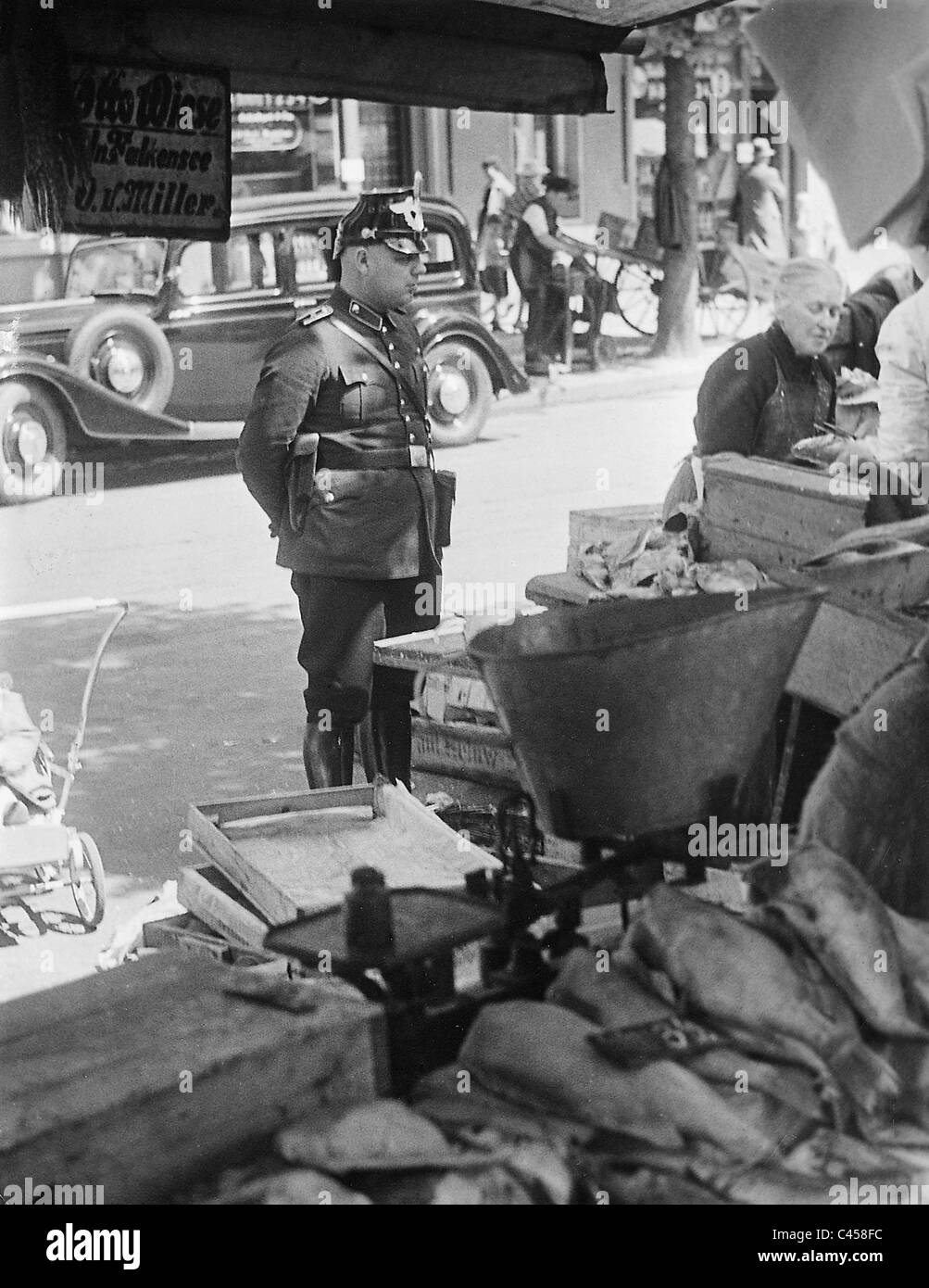 Polizist auf einem Wochenmarkt in Berlin, 1938 Stockfoto