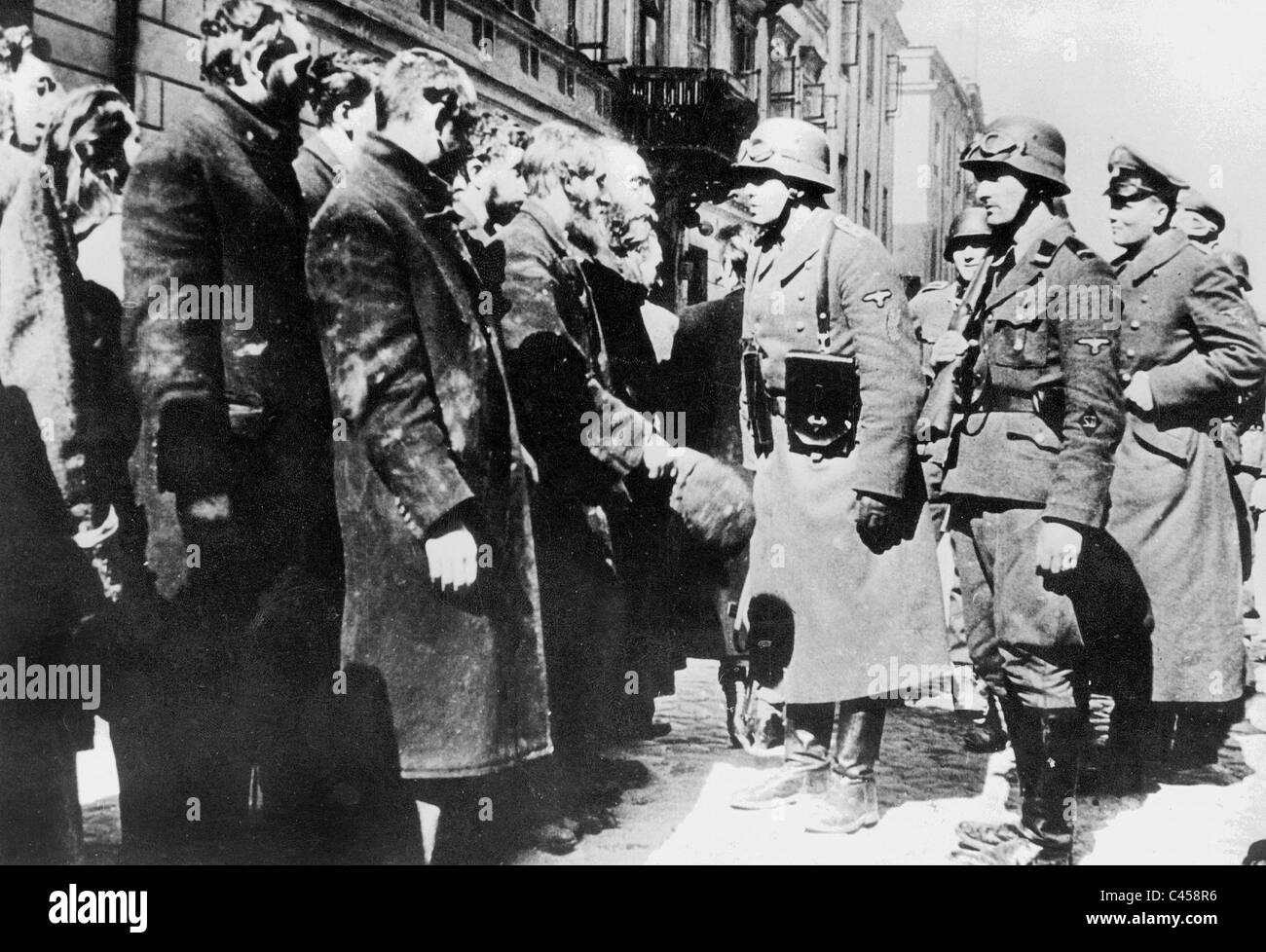 Service(SD) Sicherheitsbeamte Verhören Juden in Warschau, 1944 Stockfoto