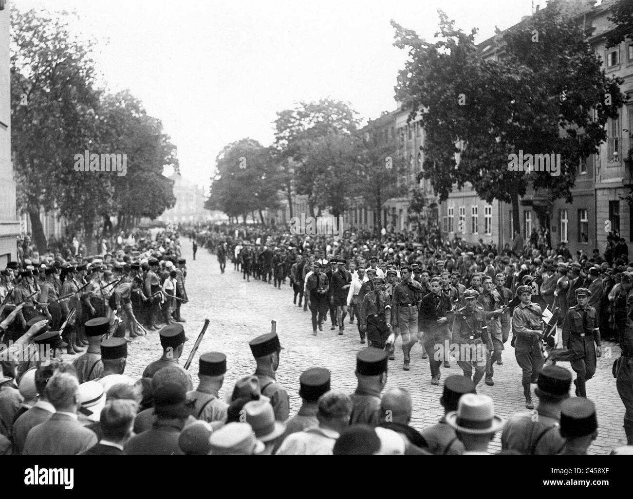 Marschieren vorbei der Hitler-Jugend im Reich Jugendtag, 1932 Stockfoto