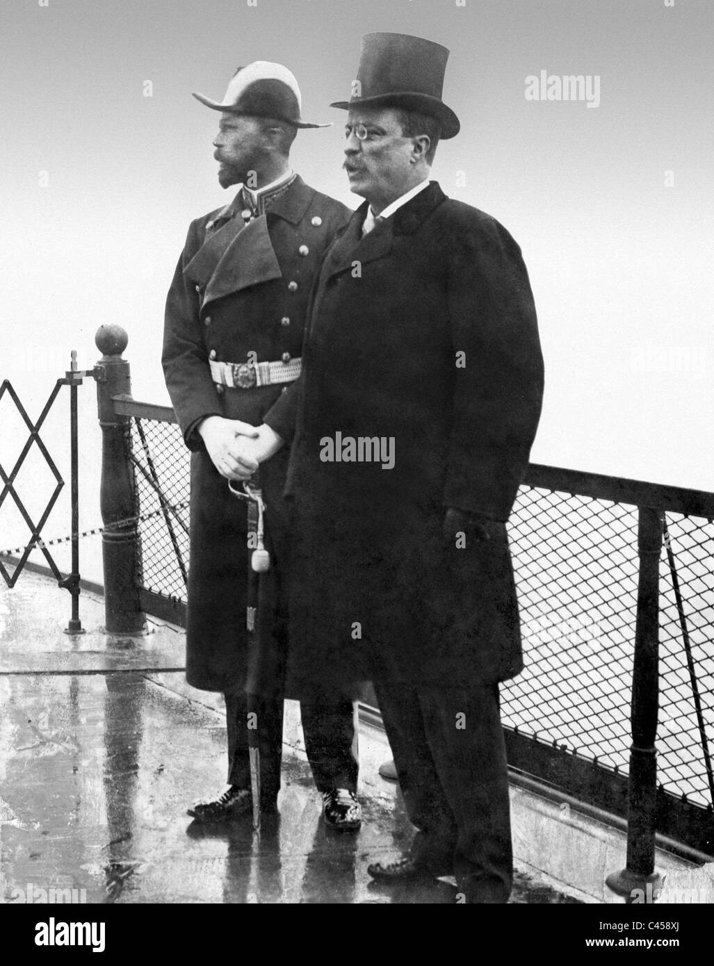 Prinz Heinrich von Preußen und Theodore Roosevelt bei der Taufe der kaiserlichen Yacht "Meteor", 1902 Stockfoto