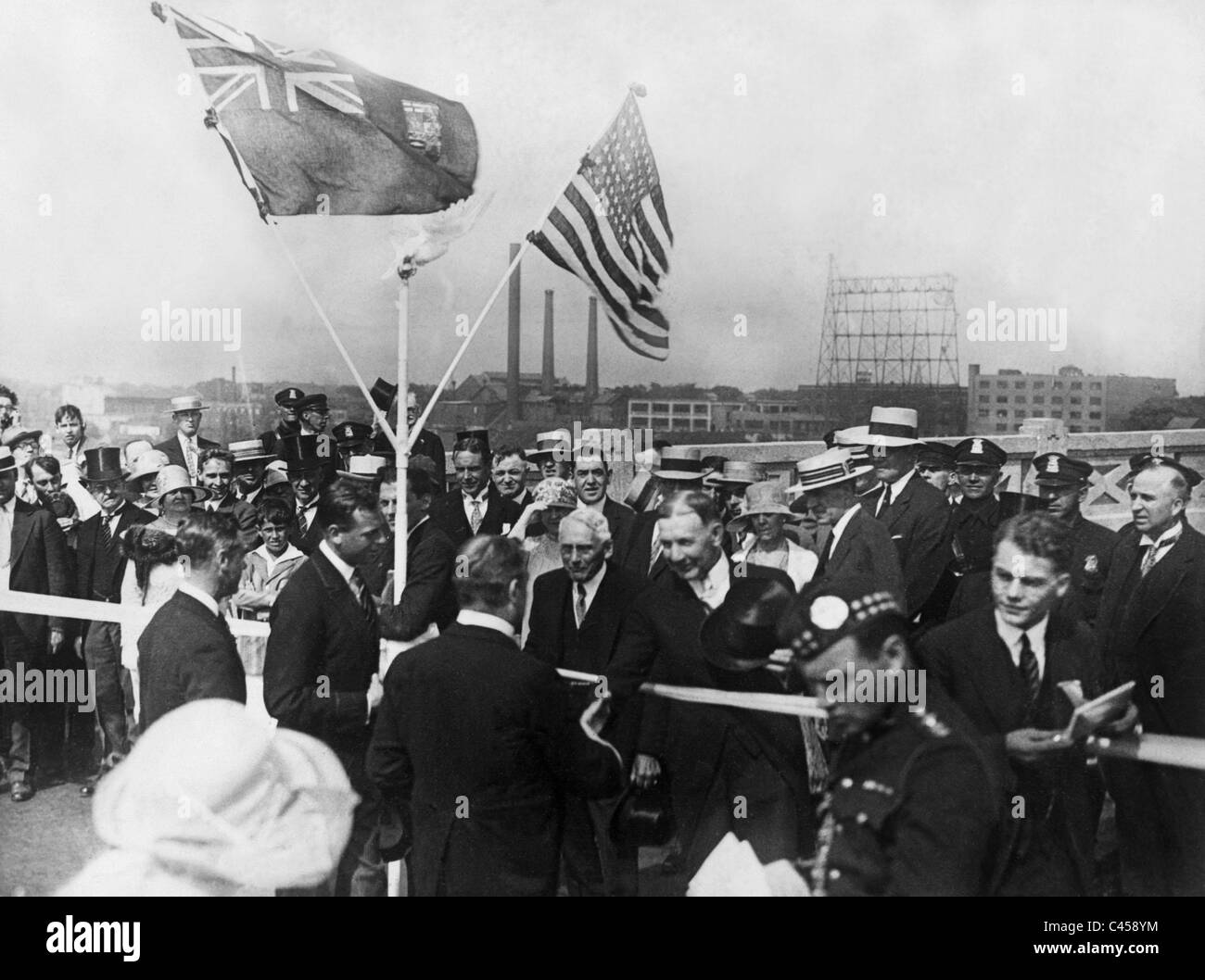 Charles Dawes und Stanley Baldwin an der Friedensbrücke, 1928 Stockfoto