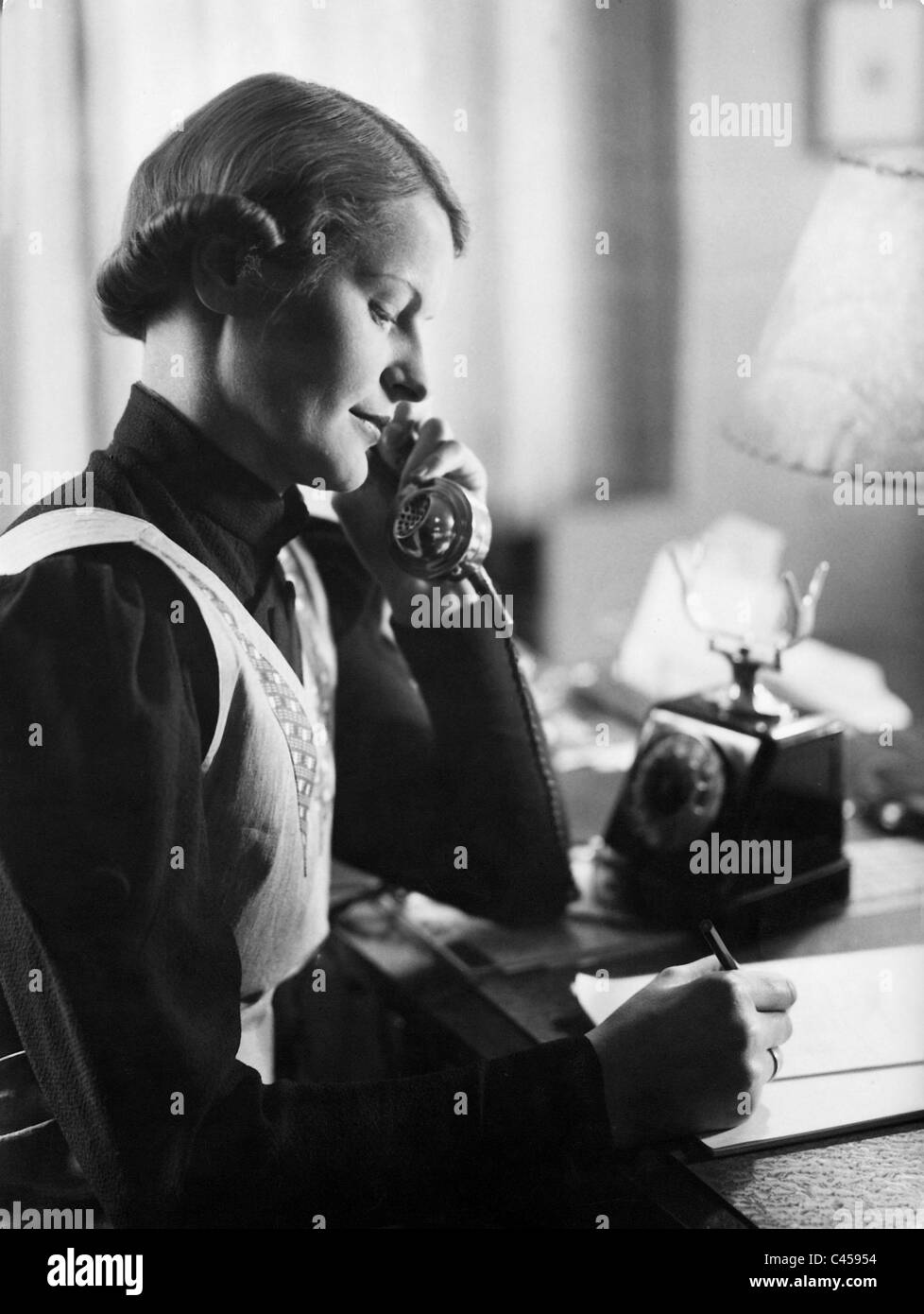 Frau am Telefon, 1936 Stockfoto