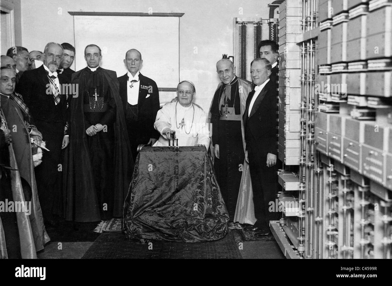 Papst Pius XI. nimmt in Betrieb das Telefon-Betriebssystem im Vatikan, 1930 Stockfoto