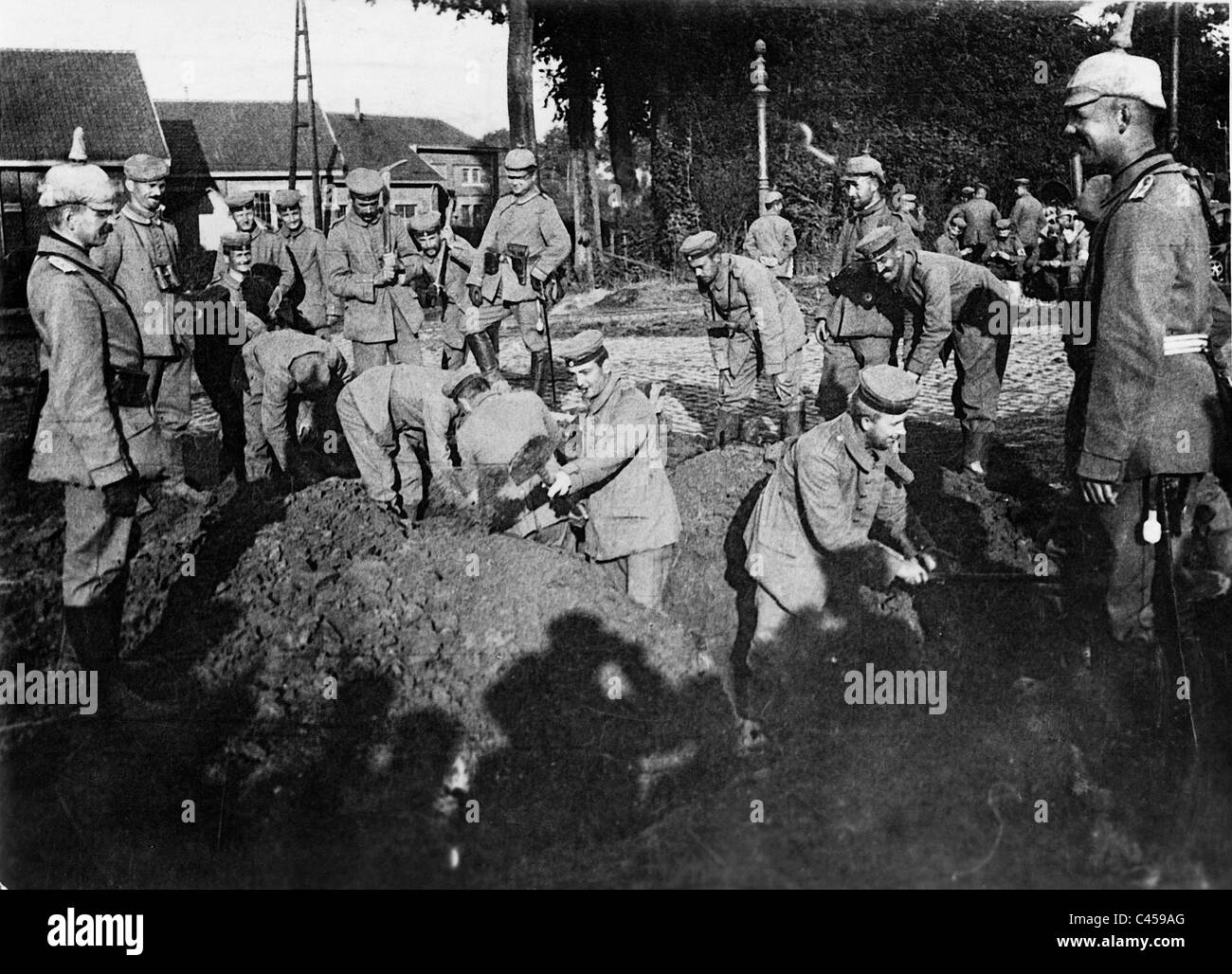 Deutsche Soldaten Graben für Telefonkabel, 1914 Stockfoto