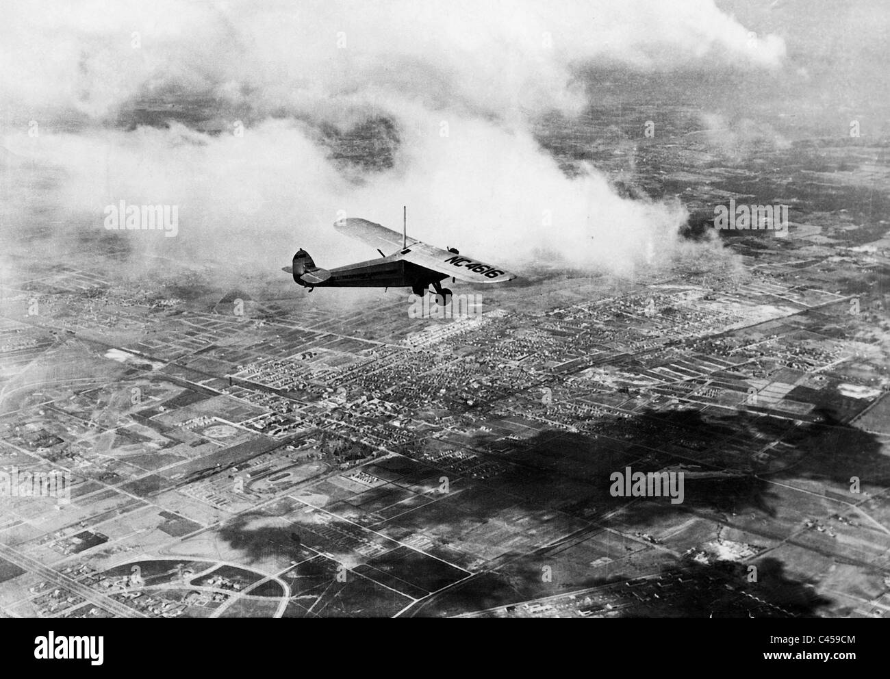 Testflüge für den Funkverkehr aus dem Flugzeug auf den Boden, 1929 Stockfoto