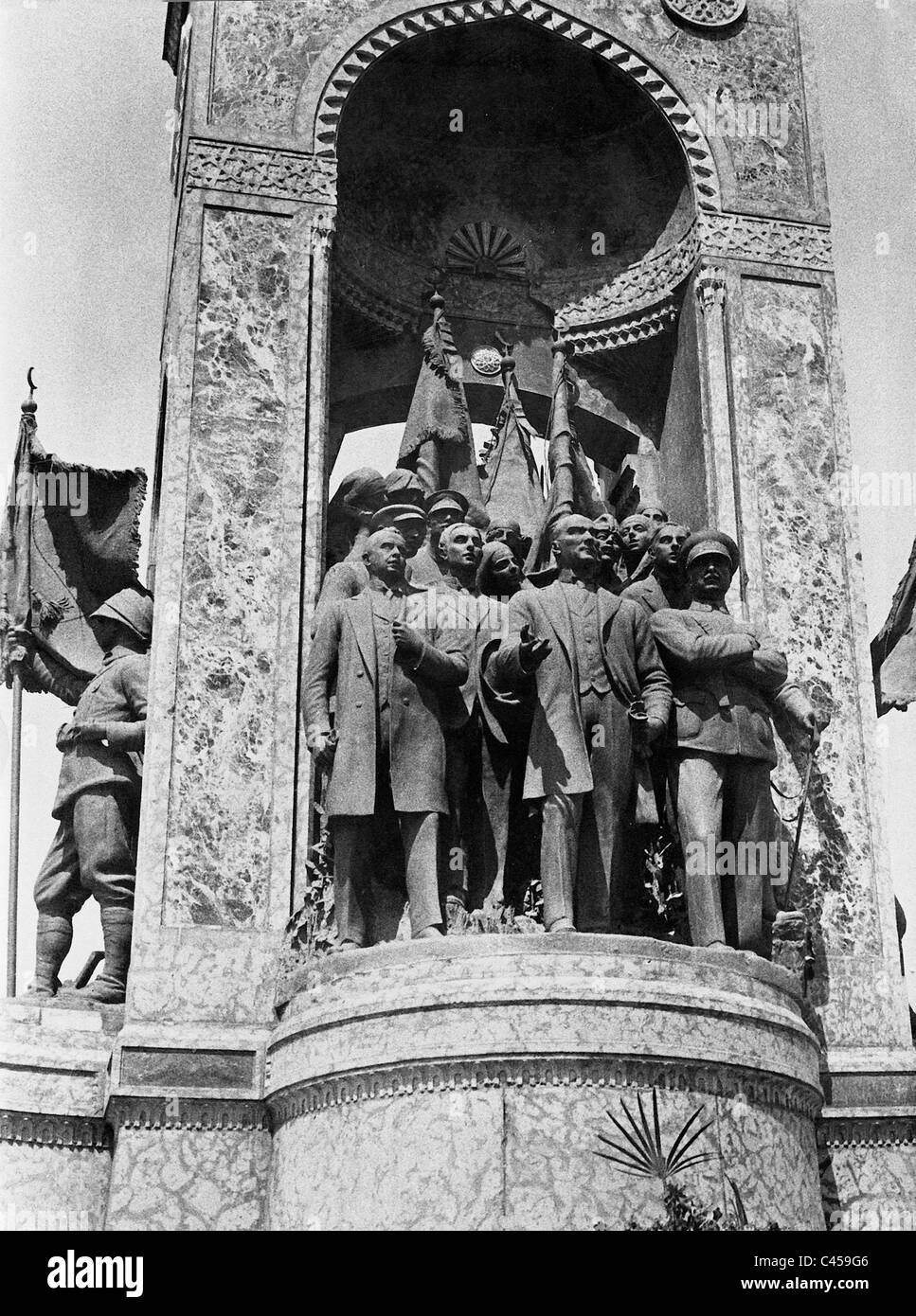 Bronzestatue von Mustafa Kemal Atatürk und seine Unterstützer in Istanbul, 1935 Stockfoto