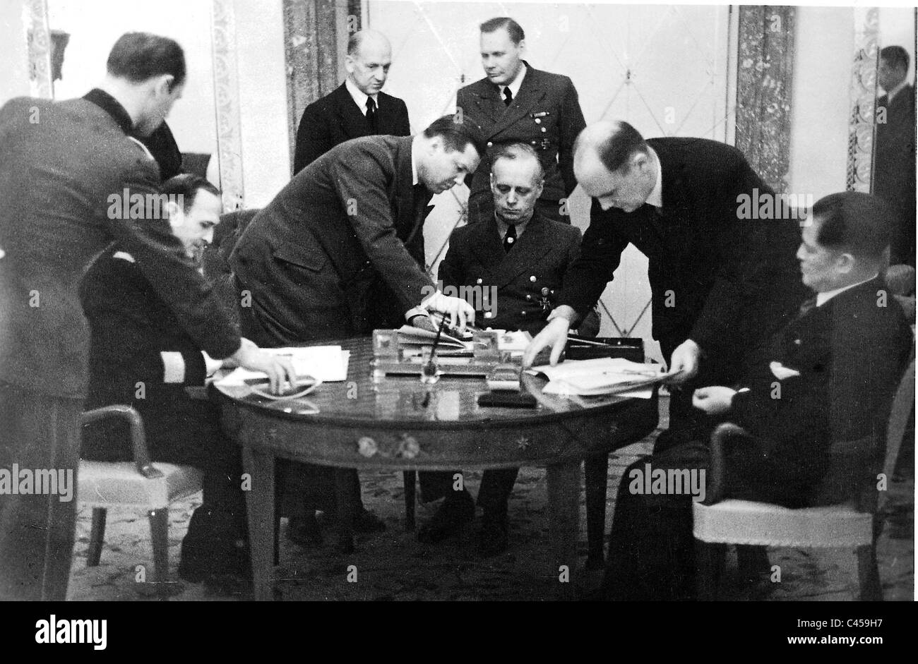 Ribbentrop, Alfieri und Oshima unterzeichnen ein Abkommen über gemeinsame Kriegsführung Stockfoto