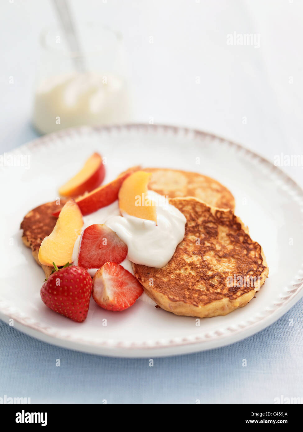 Apple Haferkleie Pfannkuchen mit frischen Früchten auf Teller, Nahaufnahme Stockfoto