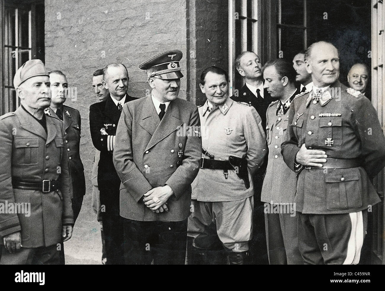 Hitler mit Mussolini und Offiziere nach dem Attentat, 20. Juli 1944 Stockfoto
