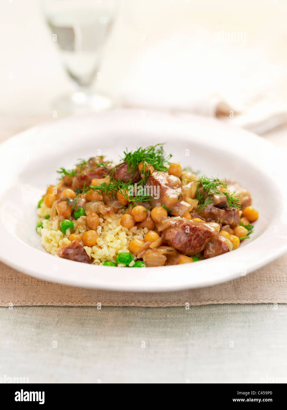 Teller mit Lamm, Bulgur-Weizen und Kichererbsen, close-up Stockfoto