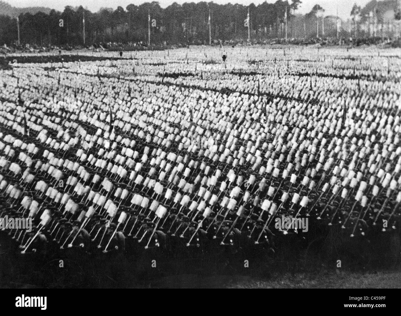 Bereitstellung der Reichsarbeitsdienst (Arbeitsdienstes des Reiches) in Triumph des Willens, 1934 Stockfoto