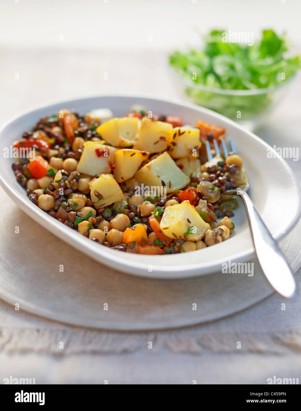 Kichererbsen, Linsen und Kartoffeln Gericht in Schüssel, Nahaufnahme Stockfoto