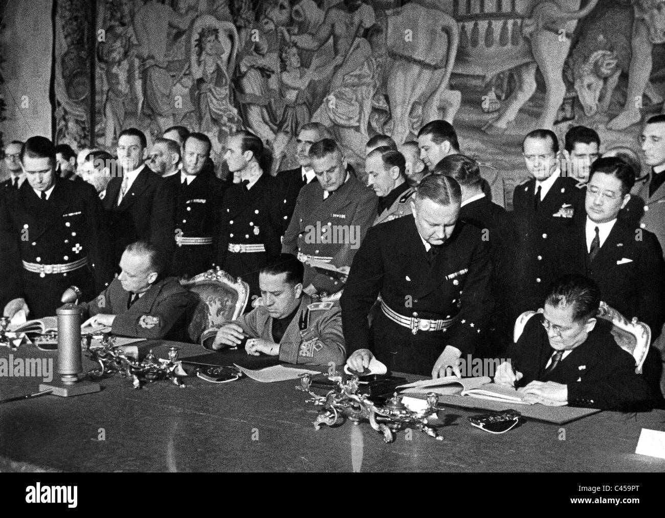 Ribbentrop, Ciano, Oshima unterzeichnen den Beitritt Jugoslawiens zum Dreimächtepakt Stockfoto
