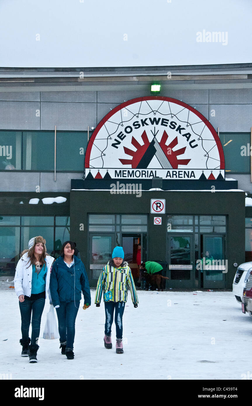 Jugend vor Gemeindezentrum in Mistissini Cree Heimatgemeinde nördlichen Quebec (Jamesie) Kanada Stockfoto