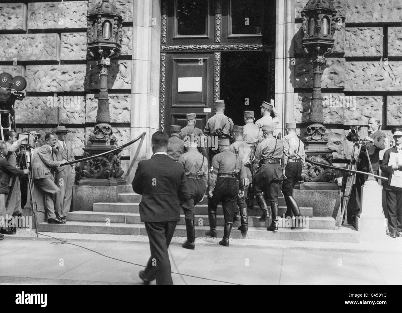 Vertreter der NSDAP auf ihrem Weg in den Reichstag in Berlin, 1932 Stockfoto