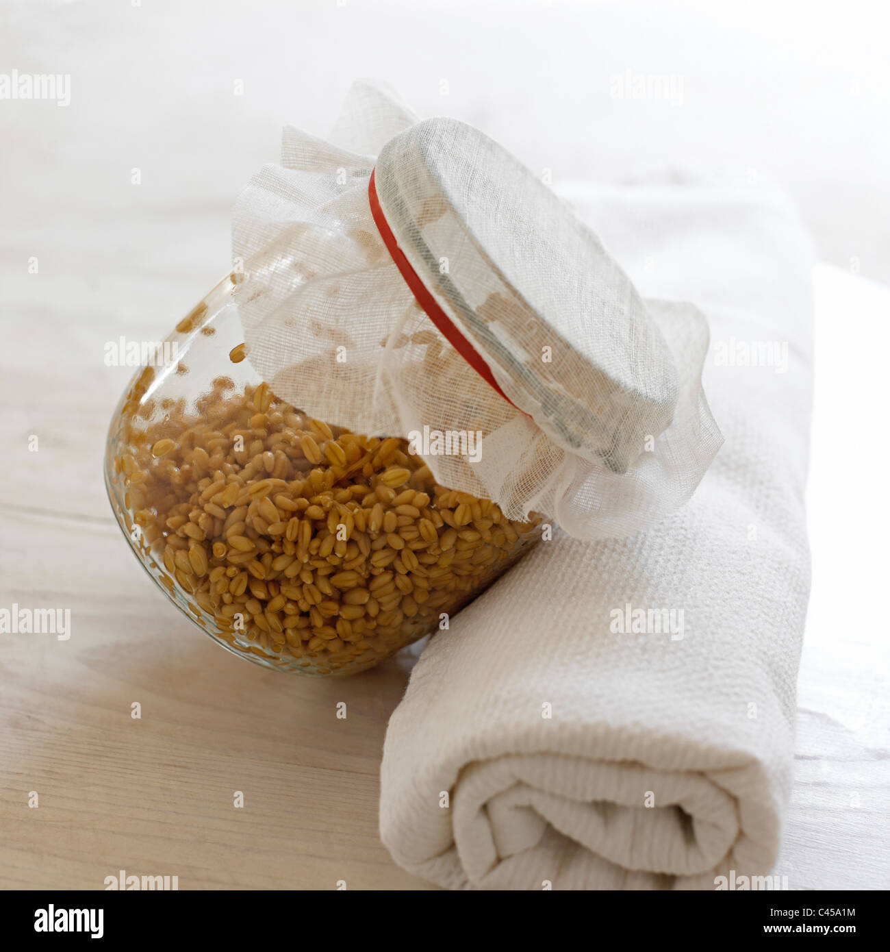 Gefaltetes Handtuch und JAR-Datei mit Vollkorn, close-up Stockfoto