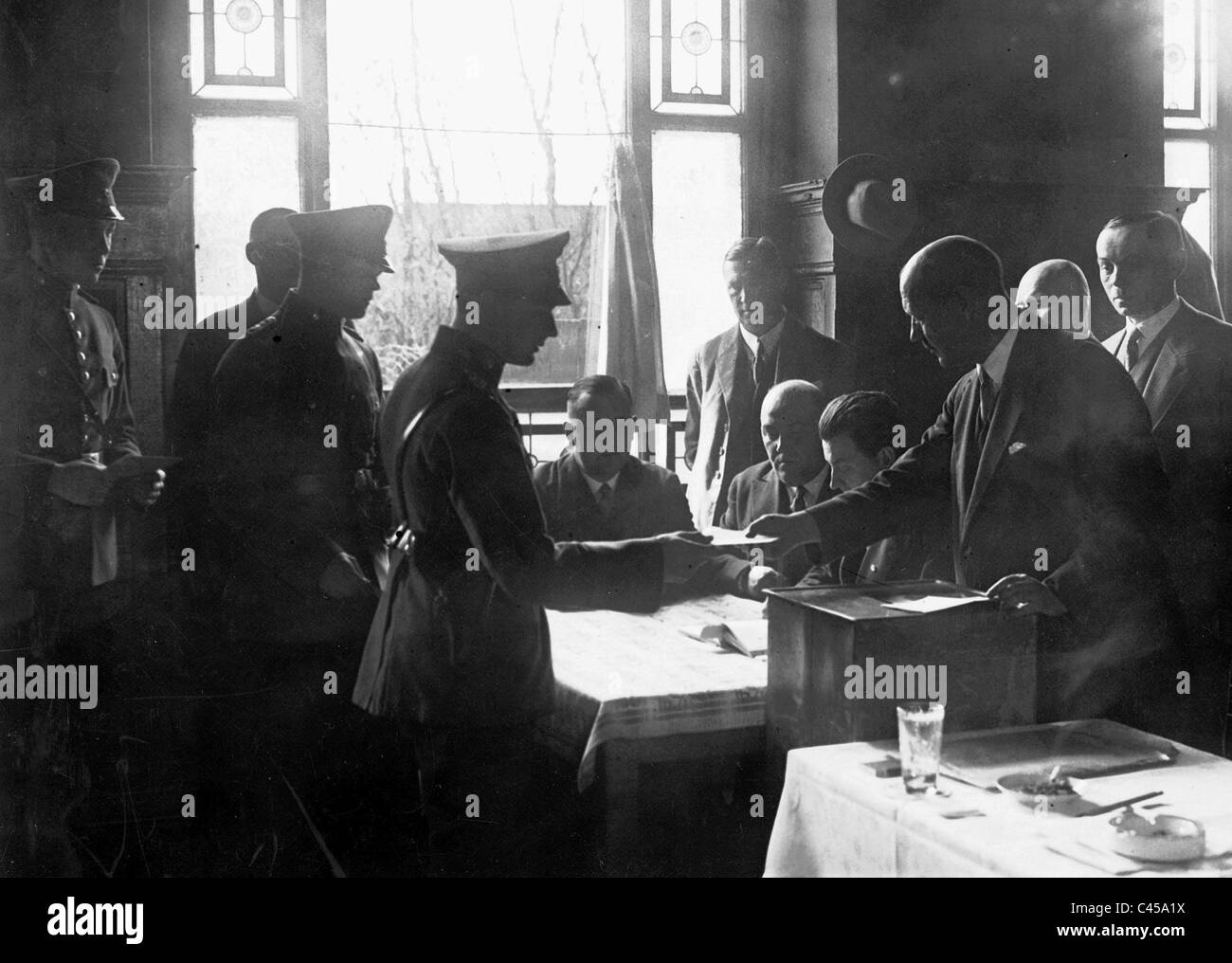 Polizei, die Abstimmung in den preußischen Landtag Wahlen 1932 Stockfoto