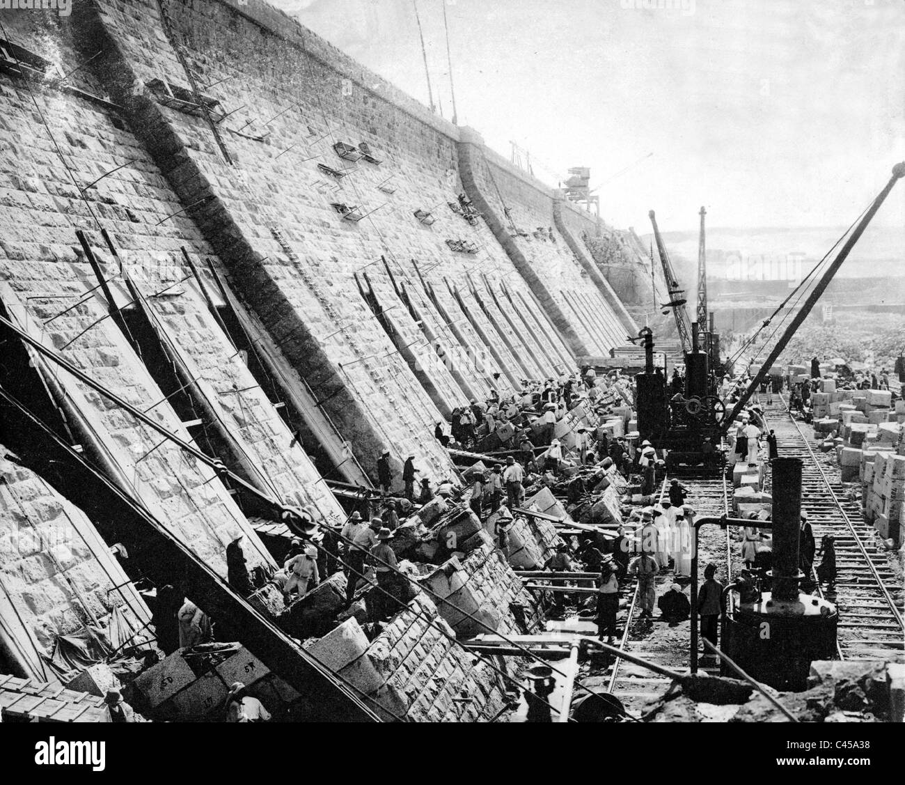 Bau des alten Assuan-Staudamms Stockfoto