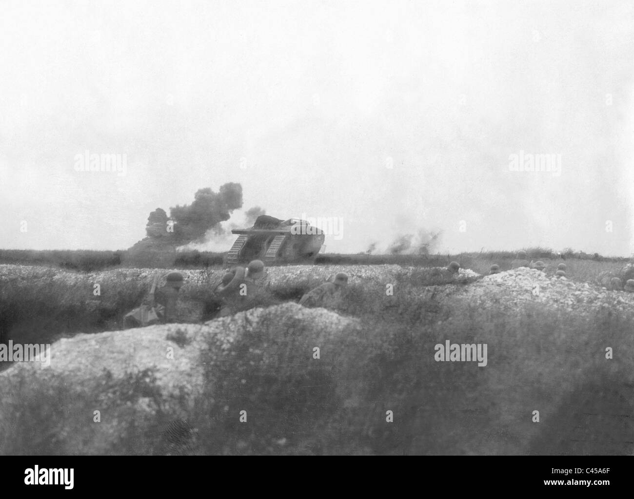 Deutsche Soldaten mit einem Panzer an der Westfront 1918 Stockfoto