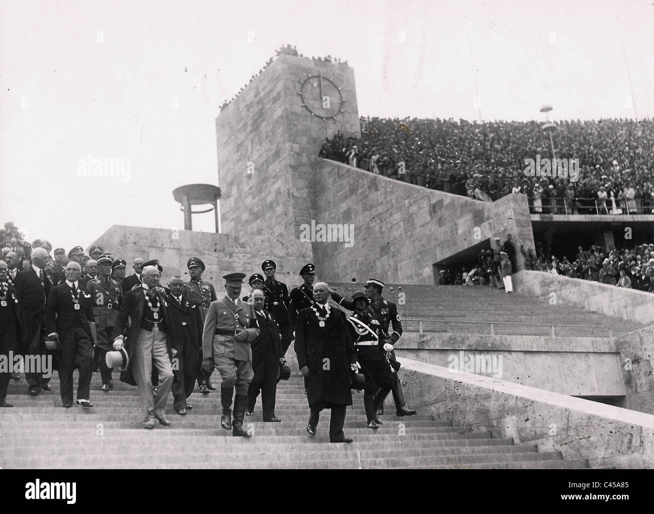 Adolf Hitler mit den Beamten im Olympiastadion, Olympische Spiele in Berlin 1936 Stockfoto