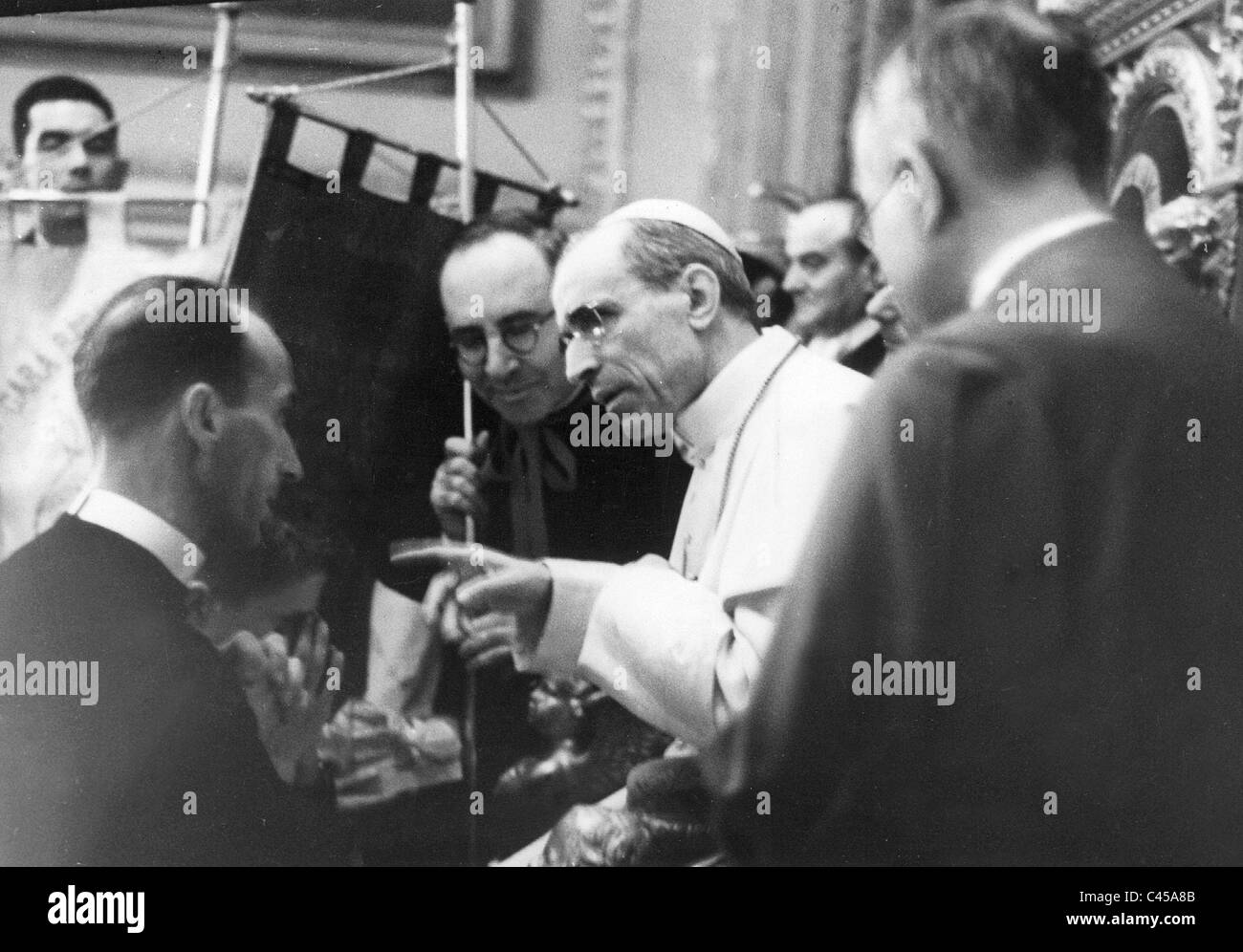 Papst Pius XII empfängt eine Delegation der katholischen Jugend, 1942 Stockfoto