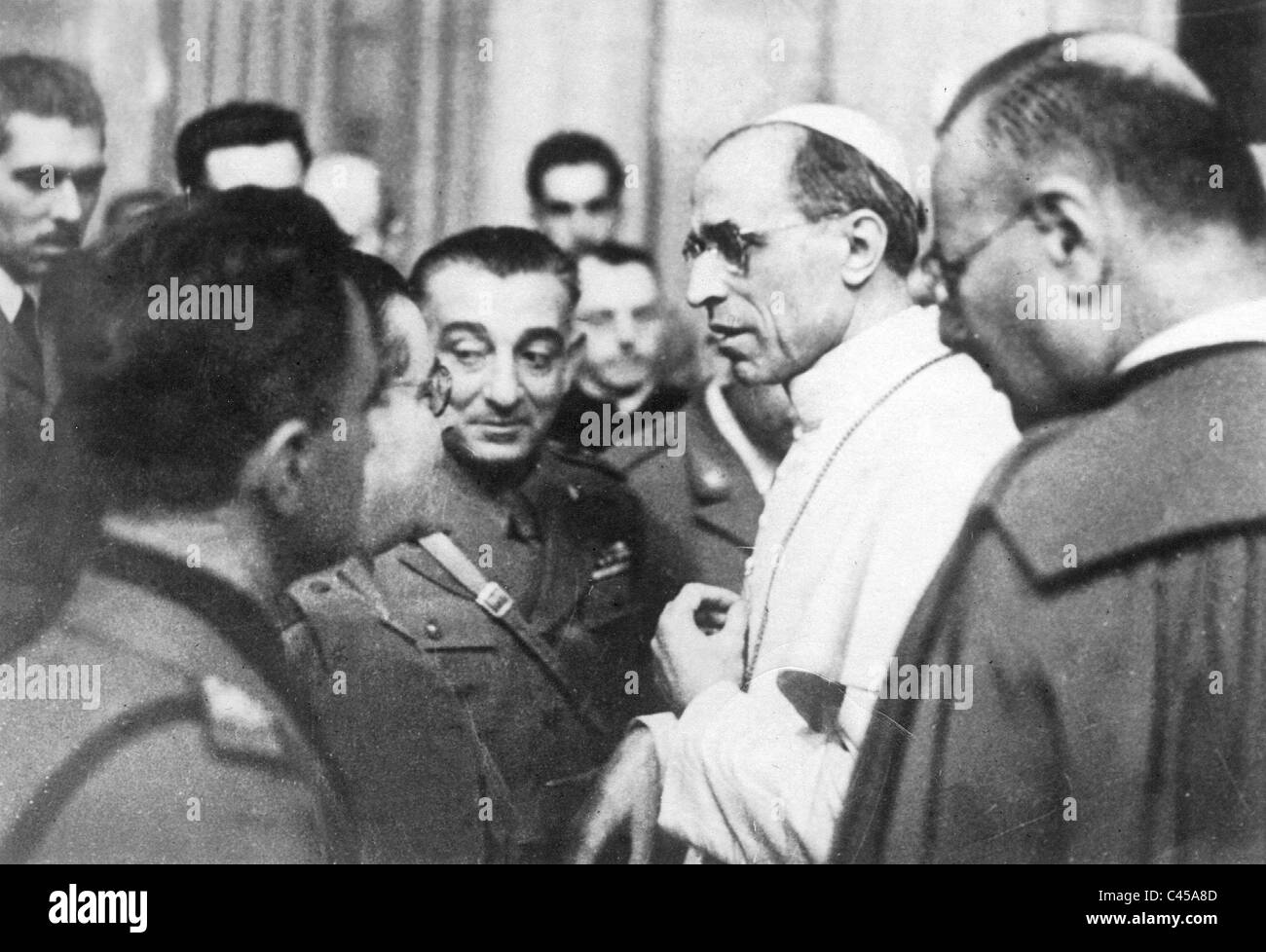 Papst Pius XII spricht mit Kriegsberichterstatter, 1942 Stockfoto