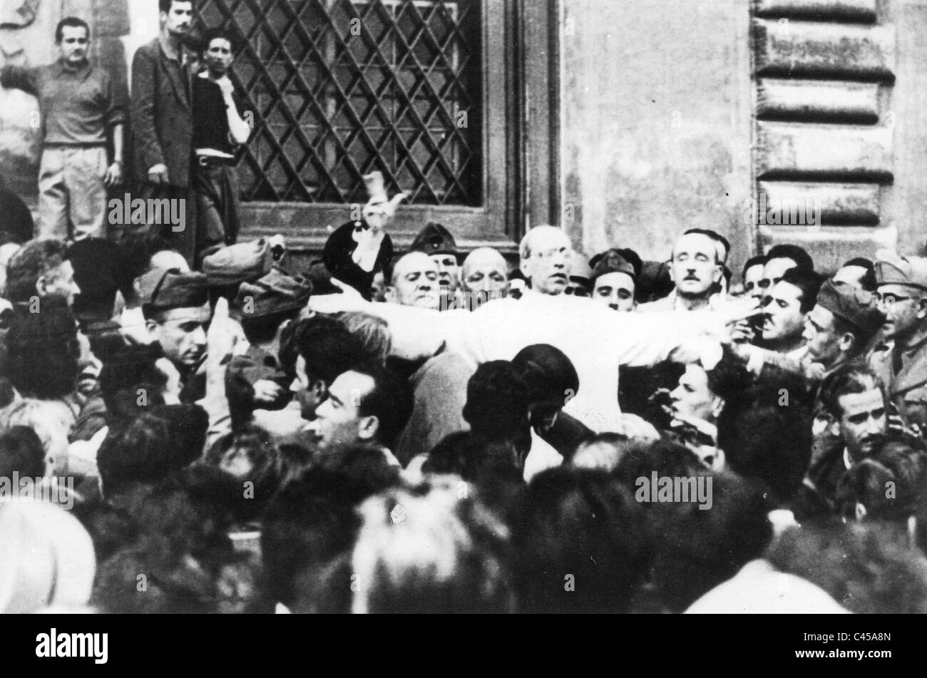 Papst Pius XII. nach einem Bombenangriff in Rom, 1943 Stockfoto